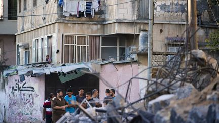 Des habitants de Gaza apr&egrave;s le bombardement de leur quartier par l'arm&eacute;e isra&eacute;lienne, le 20 ao&ucirc;t 2014. (ROBERTO SCHMIDT / AFP)