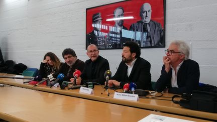 La famille de&nbsp;Cédric Chouviat&nbsp;lors d'une conférence de presse, mardi 7 janvier 2020, dans les locaux de la Ligue des droits de l'homme. (FLAVIEN GROYER / RADIO FRANCE)