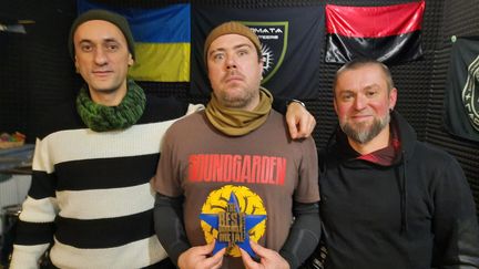 Les trois membres du goupe de métal ukrainien Harmata. (CLAUDE GUIBAL / RADIO FRANCE)