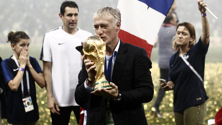 Didier Deschamps avec le trophée de la Coupe du monde après la finale remportée par les Bleus face à la Croatie, le 15 juillet 2018, à Moscou. (MEHDI TAAMALLAH / AFP)