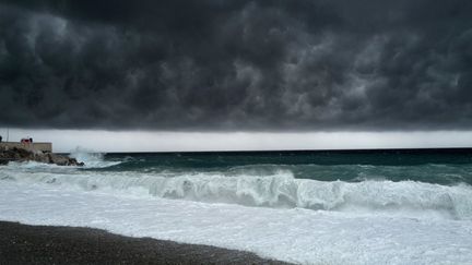 Des nuages noirs au-dessus de Nice (Alpes-Maritimes), le 2 octobre 2020, à l'approche de la tempête Alex. (VALERY HACHE / AFP)