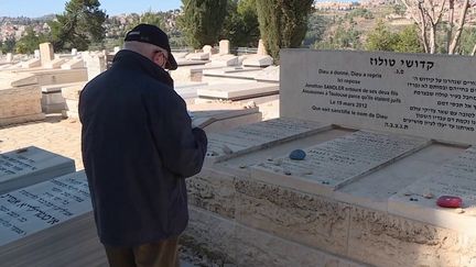 Dix ans après la tuerie de l’école juive d’Ozar Hatorah, à Toulouse (Haute-Garonne), l’émotion est toujours vive pour les membres de la famille Sandler, et les anciens élèves de l’école.&nbsp;&nbsp; (FRANCE 3)