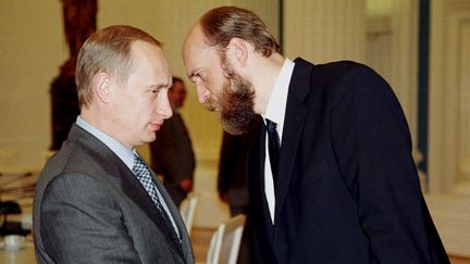 L'oligarque russe Sergue&iuml; Pougatchev (&agrave; dr.), sur une rare photo le repr&eacute;sentant, avec le pr&eacute;sident russe Vladimir Poutine, le 28 juillet 2000, &agrave; Moscou. (REUTERS)