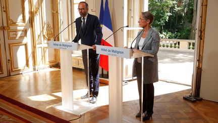 Le Premier ministre, Edouard Philippe, et la ministre des Transports, Elisabeth Borne, le 7 mai 2018 à Matignon. (PHILIPPE WOJAZER / AFP)