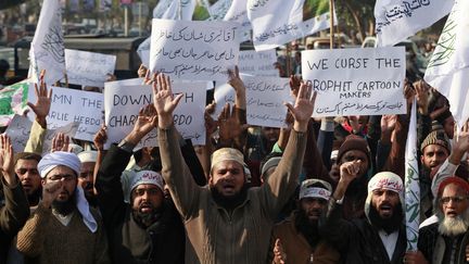 A Lahore, deuxi&egrave;me ville du Pakistan,&nbsp;des manifestants brandissent des pancartes hostiles &agrave; la nouvelle "une" de "Charlie Hebdo", le 16 janvier 2015. (MOHSIN RAZA / REUTERS)