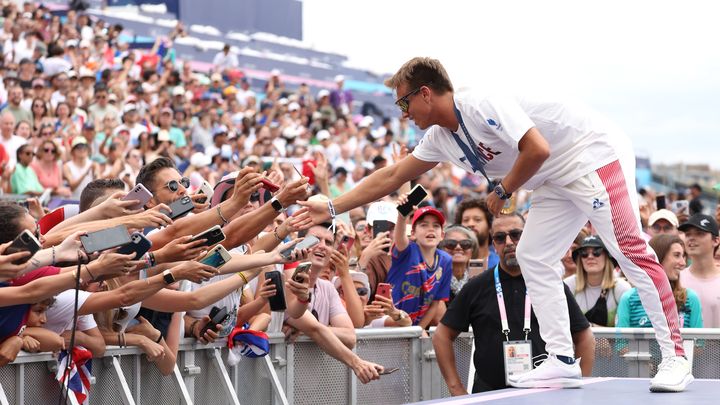 Le surfeur français Kauli Vaast célèbre son titre olympique avec ses supporters au Parc des Champions, situé au Trocadéro, le 9 août 2024. (PASCAL LE SEGRETAIN / GETTY IMAGES EUROPE)