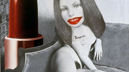 Photomontage sur carte. Depuis les années 1970, Linder découpe et mélange des images tirées de magazines féminins et de magazines pour hommes, surtout des revues porno. Elle mélange le noir et blanc et la couleur
 (Linder)