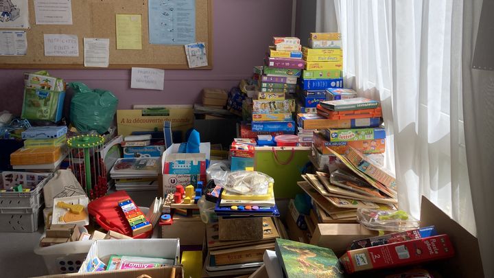 Des dons stockés dans une salle de l'école maternelle du Bois-de-l'Etang, à La Verrière (Yvelines), le 18 juillet 2023. (ZOE AUCAIGNE / FRANCEINFO)