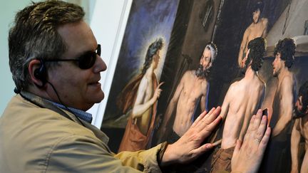 Un malvoyant au musée du Prado à Madrid, juillet 2015
 (GERARD JULIEN / AFP)