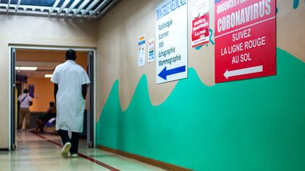 Le service d'accueil des patients atteint de Covid-19 au CHU de Pointe-à-Pitre (Guadeloupe), le 24 septembre 2020. (LARA BALAIS / AFP)