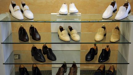 Des chaussures du pr&eacute;sident tunisien d&eacute;chu Ben Ali, en vente &agrave; partir du 23 d&eacute;cembre 2012 &agrave; Tunis. (FETHI BELAID / AFP)