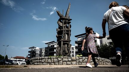 Des gens passent devant le "Mémorial du génocide arménien de Decines-Charpieu" à Decines-Charpieu, dans le centre-est de la France, le 14 septembre 2020. Photo d'illustration. (JEFF PACHOUD / AFP)