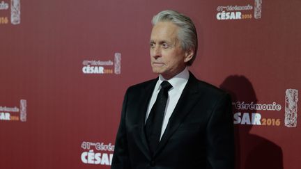 Michael Douglas, qui va recevoir son deuxi&egrave;me C&eacute;sar d'honneur, vendredi 26 f&eacute;vrier 2016 au th&eacute;&acirc;tre du Ch&acirc;telet, &agrave; Paris. (KENZO TRIBOUILLARD / AFP)