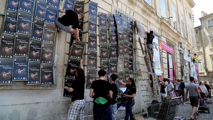 &nbsp; (Les compagnies de théâtre en plein affichage à Avignon © Maxppp)