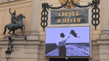 Une photo de Jacques Higelin au fronton du Cirque d'Hiver
 (France 2 / culturebox)