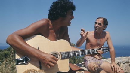 Enrico Macias et Charles Aznavour, lors de vacances à Saint-Tropez en août 1974. (JAMES ANDANSON / SYGMA)