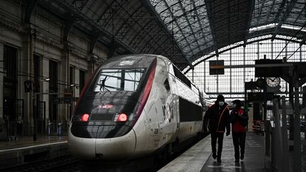 Des agents de la SNCF à la gare de Bordeaux (Gironde), le 25 novembre 2021. (PHILIPPE LOPEZ / AFP)