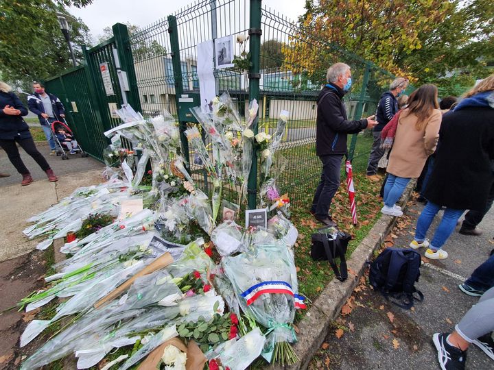 Des roses blanches et des mots de soutien ont été déposés devant les grilles du collège Jacques Prévert à Lorrez-le-Bocage (Seine-et-Marne), samedi 24 octobre 2020. (BORIS HALLER / RADIO FRANCE)