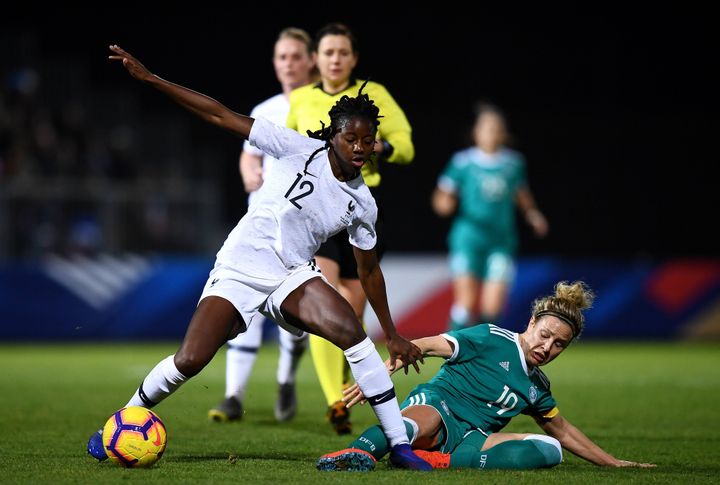 Aissatou Tounkara, joueuse de l'équipe de France de football, lors d'un match amical contre l'Allemagne, le 28 février 2019, à Laval (Mayenne). (FRANCK FIFE / AFP)