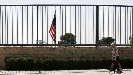 Une femme passe devant le consulat des Etats-Unis &agrave; J&eacute;rusalem (Isra&euml;l), le 4 ao&ucirc;t 2013. Plusieurs ambassades sont rest&eacute;es ferm&eacute;es ce jour, en raison de menaces d'attentats jug&eacute;es cr&eacute;dibles par Washington. (BAZ RATNER / REUTERS)