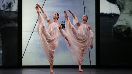 Deux danseuses de la compagnie Trisha Brown dans "Glacial Decoy" à l'Opéra Garnier en 2013.
 (Jacques Demarthon / AFP)