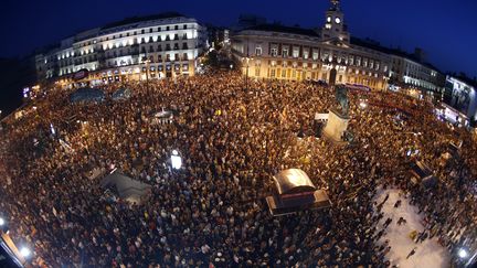 Les manifestants &agrave; la Puerta del Sol &agrave; Madrid, dans la soir&eacute;e du jeudi 19 juillet. (SERGIO PEREZ / REUTERS)