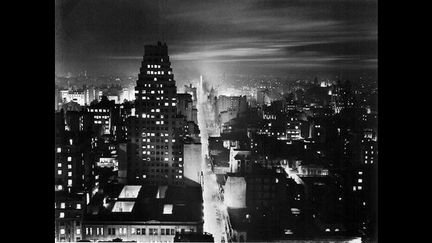 Horacio Coppola, La calle Corrietes desde el edificio Comega, Buenos Aires, 1936
 (-)