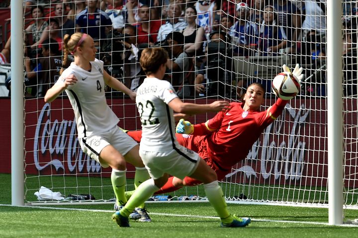 La gardienne des Etats-Unis Hope Solo, lors de la finale du Mondial féminin face au Japon, le 5 juillet 2015 à Vancouver (Canada). (RICH LAM / GETTY IMAGES NORTH AMERICA / AFP)