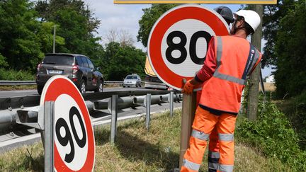 Installation d'un panneau de limitation de vitesse à 80 km/h&nbsp; (PASCAL PAVANI / AFP)