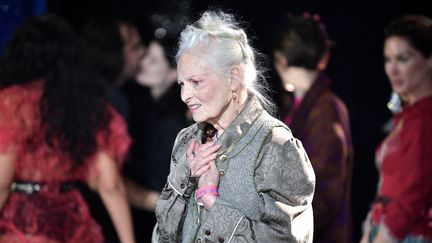 La créatrice londonienne Vivienne Westwood au défilé ah 2022-23 à la Paris Fashion Week le 5 mars 2022 (JULIEN DE ROSA / AFP)