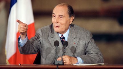 Fran&ccedil;ois Mitterrand lors d'une conf&eacute;rence de presse au palais de l'Elys&eacute;e, &agrave; Paris, le 15 octobre 1990. (ERIC FEFERBERG / AFP)