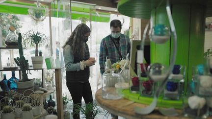 Les équipes du Journal de 20 Heures ont suivi Élisa, une jeune étudiante en CAP fleuriste, qui prépare également les concours des meilleurs apprentis de France. Un parcours scolaire et professionnel dans lequel elle s'épanouit. Reportage. (FRANCE 2)