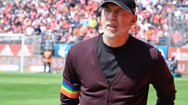 L'entraîneur du Stade Brestois, Eric Roy, portant un brassard en soutien à la lutte contre l'homophobie lors de la réception d'Auxerre, le 14 mai 2023. (DAMIEN MEYER / AFP)