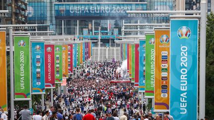 Les supporters anglais se rendent à Wembley pour la finale de l'Euro, le 11 juillet à Londres. (CHRISTIAN CHARISIUS / PICTURE ALLIANCE)