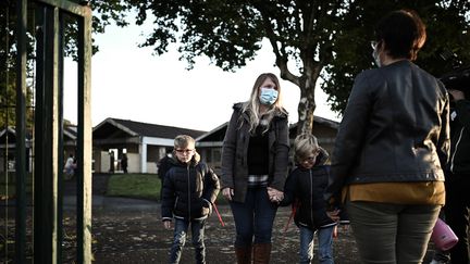 Des enfants arrivent à l'école à Labouheyre, dans les Landes, le 4 octobre 2021. (PHILIPPE LOPEZ / AFP)