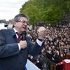 Le candidat de la France insoumise, Jean-Luc Mélenchon, le 17 avril 2017 à bord de sa "péniche insoumise", à Paris. (ALAIN JOCARD / AFP)