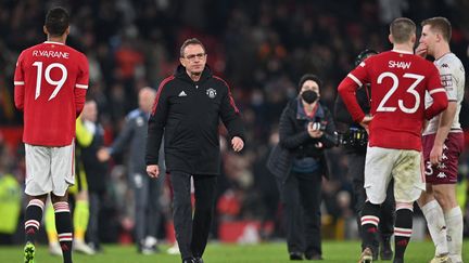 Raphael Varane et Ralf Rangnick après la victoire de Manchester United face à Aston Villa en FA Cup, le 10 janvier 2022. (PAUL ELLIS / AFP)