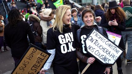 Deux femmes manifestent &agrave; Paris, le 16 d&eacute;cembre 2012, pour le projet de loi ouvrant le mariage aux homosexuels. (FRED DUFOUR / AFP)