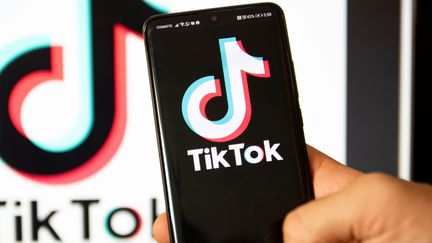 Le logo de l'application TikTok sur un téléphone portable, à Thessalonique, en Grèce, le 1er août 2020.&nbsp; (NICOLAS ECONOMOU / NURPHOTO / AFP)