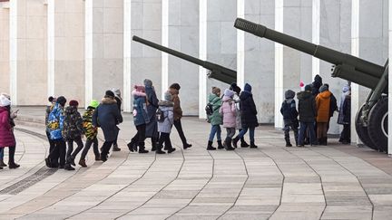 Une visite scolaire au Musée de la Victoire, à Moscou, le 17 mars 2022. (ALEXANDER NEMENOV / AFP)