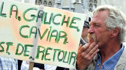 L'eurod&eacute;put&eacute; EE-LV Jos&eacute; Bov&eacute; manifeste son soutien &agrave; un militant anti-a&eacute;roport devant le tribunal de Saint-Nazaire (Loire-Atlantique), le 28 ao&ucirc;t 2012. (FRANK PERRY / AFP)