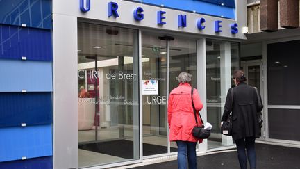 L'entrée des urgences du CHU de la Cavale Blanche, à Brest (Finistère), le 26 février 2016. (MAXPPP)