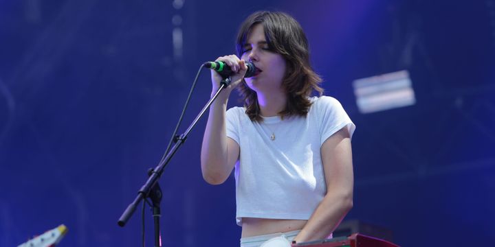 Chez La Femme il n'y a qu'une femme : la chanteuse Clémence.
 (Gilles Scarella / Studio FTV)