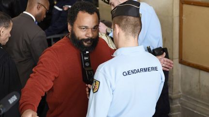 Dieudonné fouillé par un gendarme au tribunal de Paris le 12 mars 2015
 (LOIC VENANCE / AFP)