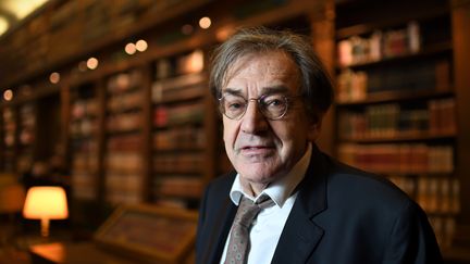 Le philosophe et essayiste, Alain Finkielkraut, pose au sein de la librairie de l'Académie française, le 1er décembre 2016. (ERIC FEFERBERG / AFP)