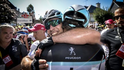 Mark Cavendish (Etixx - Quick Step) fêté par son équipe (DIRK WAEM / BELGA MAG)