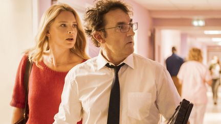 Albert Dupontel et Virginie Efira dans "Adieu les cons" d'Albert Dupontel. Le film ressort le 19 mai en salles après seulement une semaine d'exploitation en octobre 2020.&nbsp; (JEROME PREBOIS / ADCB FILMS)