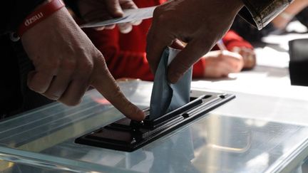 Dans un bureau de vote &agrave; Nantes (Loire-Atlantique) le 23 mars 2014. (SALOM-GOMIS SEBASTIEN / SIPA)