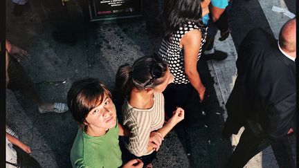 La "street photography" hier et aujourd'hui : une exposition qui réunit les oeuvres de Garry Winogrand, principal représentant du mouvement américain de la photographie de rue entre les années 1950 et 1980, et celles d'Ethan Levitas, qui a développé et élargi ces dix dernières années la pratique du genre (à la Grande Halle). Ici, Ethan Levitas, "Frame 21. Photographes in 3 Acts", 2012. Courtesy of the artist and Galerie Jean-Kenta Gauthier, Paris.
 (Rencontres d&#039;Arles)