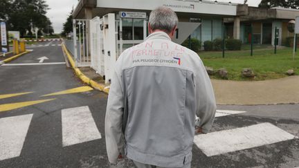 Un salari&eacute; de l'usine PSA d'Aulnay-sous-Bois, le 13 juillet 2012.&nbsp; (THOMAS SAMSON / AFP)